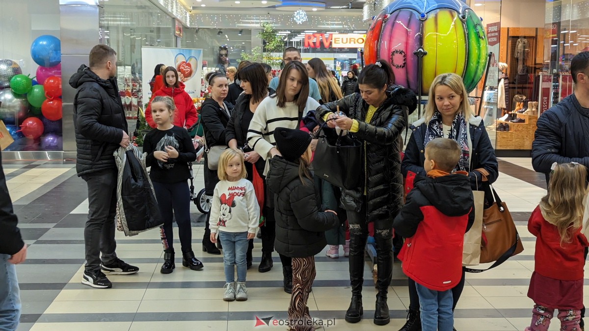 Wizyta Mikołaja w Galerii Bursztynowej. Dzieci zachwycone spotkaniem [09.12.2023] - zdjęcie #37 - eOstroleka.pl