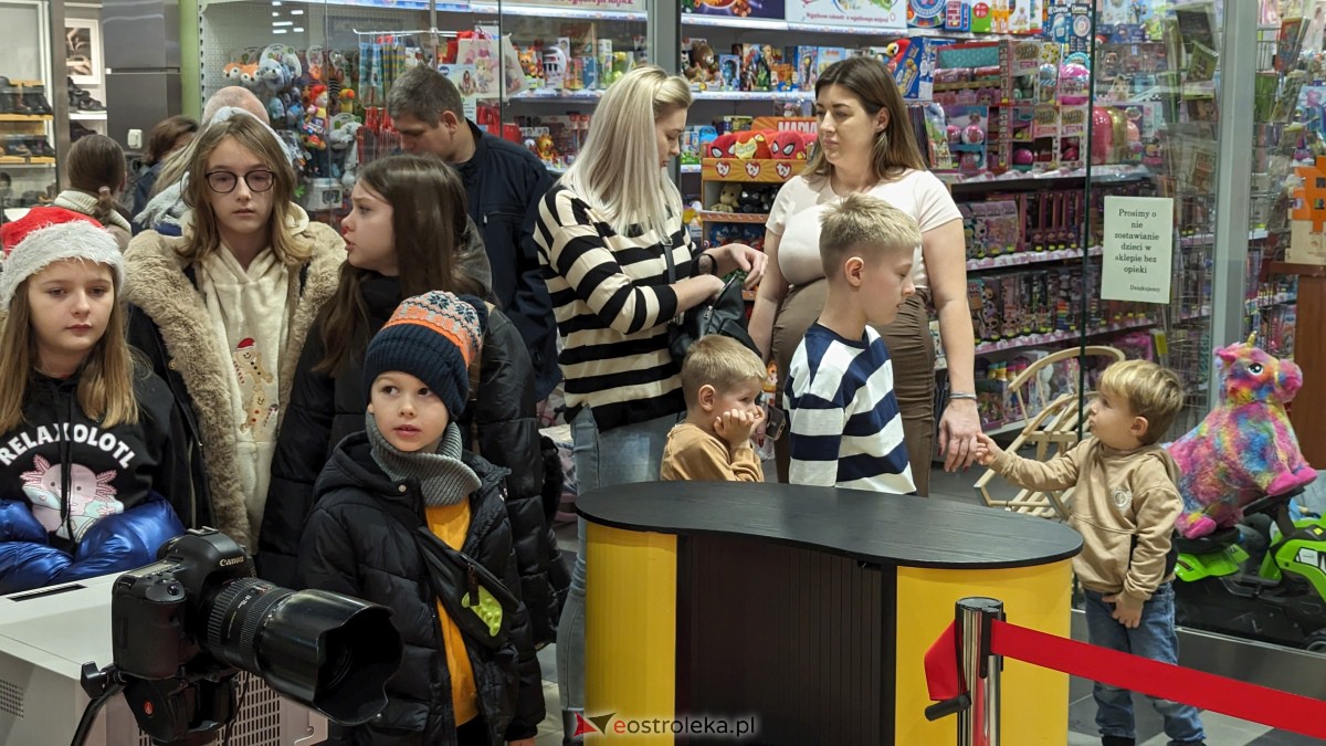 Wizyta Mikołaja w Galerii Bursztynowej. Dzieci zachwycone spotkaniem [09.12.2023] - zdjęcie #35 - eOstroleka.pl