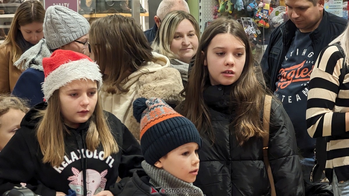 Wizyta Mikołaja w Galerii Bursztynowej. Dzieci zachwycone spotkaniem [09.12.2023] - zdjęcie #34 - eOstroleka.pl