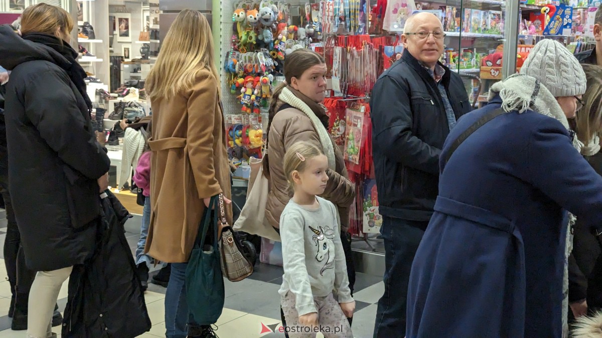 Wizyta Mikołaja w Galerii Bursztynowej. Dzieci zachwycone spotkaniem [09.12.2023] - zdjęcie #32 - eOstroleka.pl
