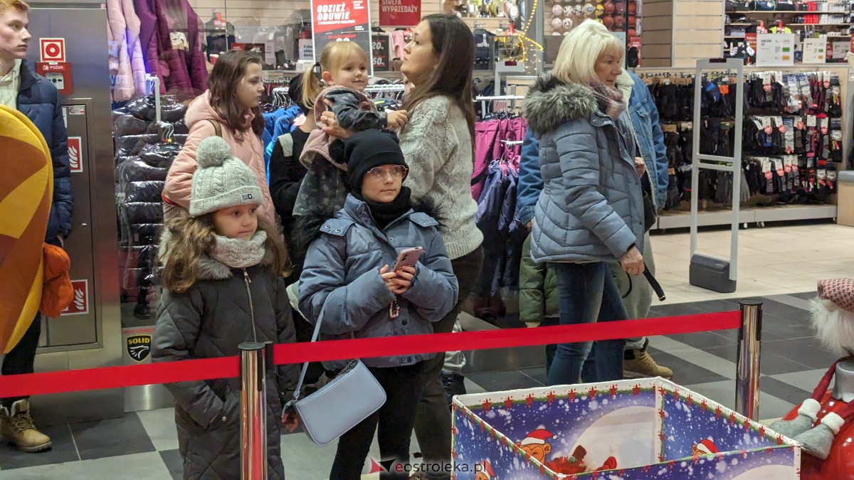 Wizyta Mikołaja w Galerii Bursztynowej. Dzieci zachwycone spotkaniem [09.12.2023] - zdjęcie #27 - eOstroleka.pl