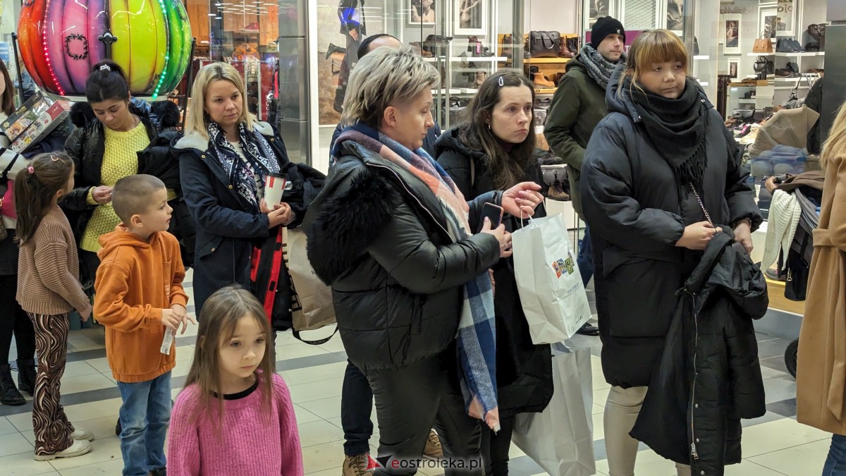 Wizyta Mikołaja w Galerii Bursztynowej. Dzieci zachwycone spotkaniem [09.12.2023] - zdjęcie #23 - eOstroleka.pl