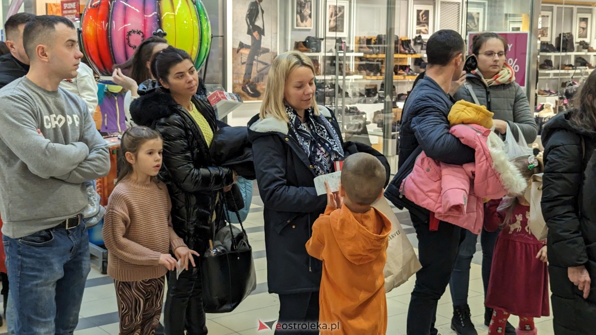 Wizyta Mikołaja w Galerii Bursztynowej. Dzieci zachwycone spotkaniem [09.12.2023] - zdjęcie #19 - eOstroleka.pl