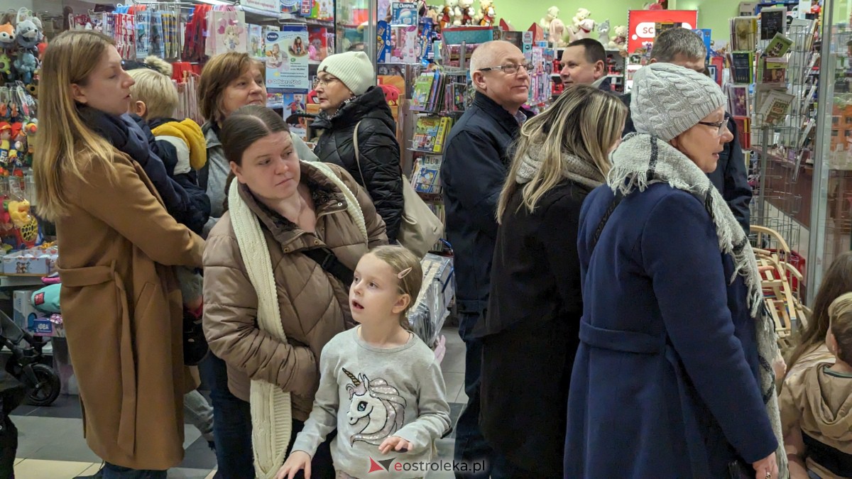 Wizyta Mikołaja w Galerii Bursztynowej. Dzieci zachwycone spotkaniem [09.12.2023] - zdjęcie #18 - eOstroleka.pl