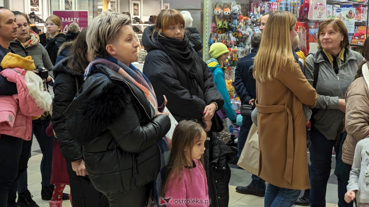 Wizyta Mikołaja w Galerii Bursztynowej. Dzieci zachwycone spotkaniem [09.12.2023] - zdjęcie #17 - eOstroleka.pl