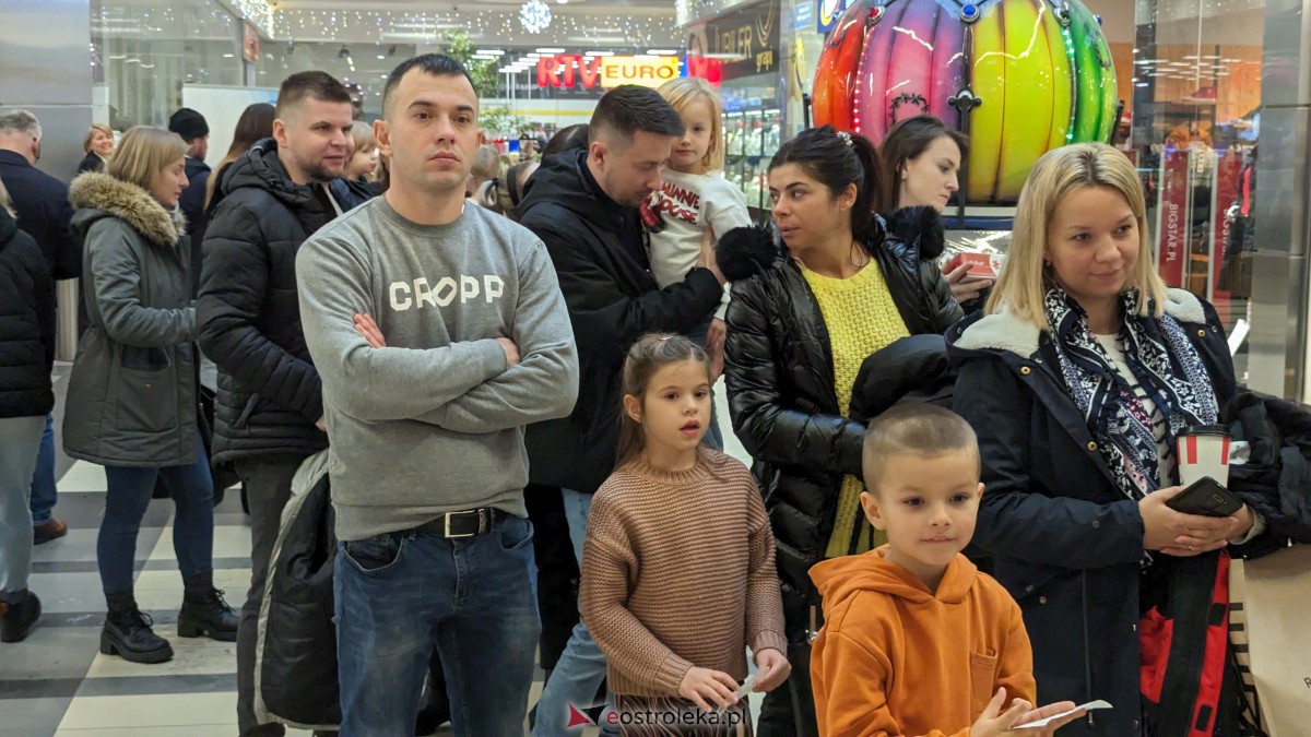 Wizyta Mikołaja w Galerii Bursztynowej. Dzieci zachwycone spotkaniem [09.12.2023] - zdjęcie #15 - eOstroleka.pl