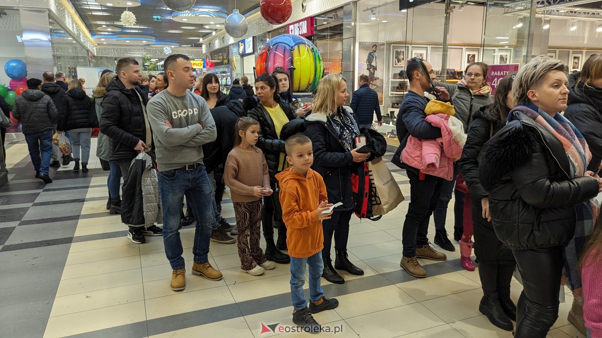 Wizyta Mikołaja w Galerii Bursztynowej. Dzieci zachwycone spotkaniem [09.12.2023] - zdjęcie #14 - eOstroleka.pl
