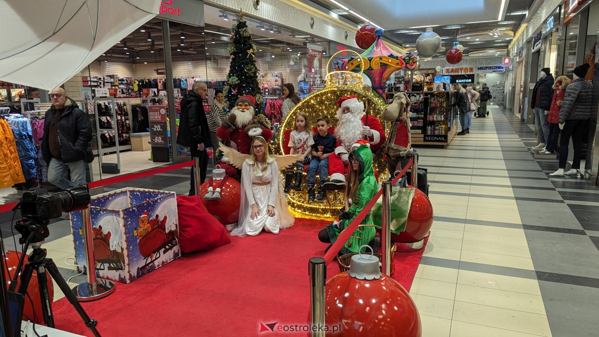 Wizyta Mikołaja w Galerii Bursztynowej. Dzieci zachwycone spotkaniem [09.12.2023] - zdjęcie #12 - eOstroleka.pl