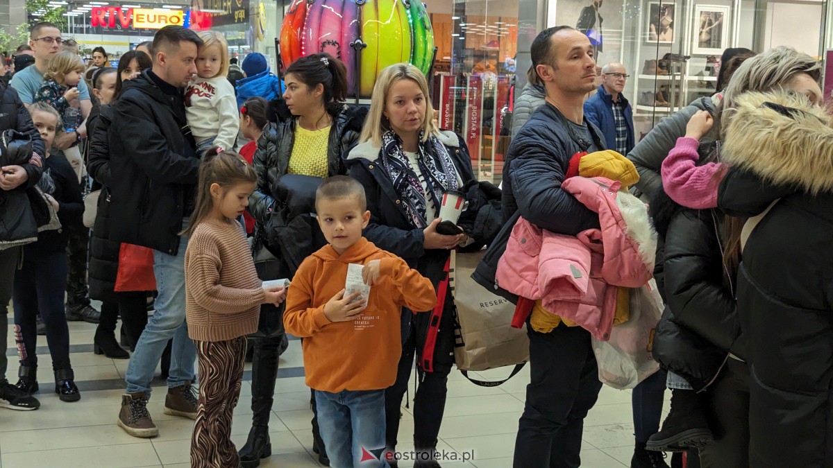 Wizyta Mikołaja w Galerii Bursztynowej. Dzieci zachwycone spotkaniem [09.12.2023] - zdjęcie #9 - eOstroleka.pl