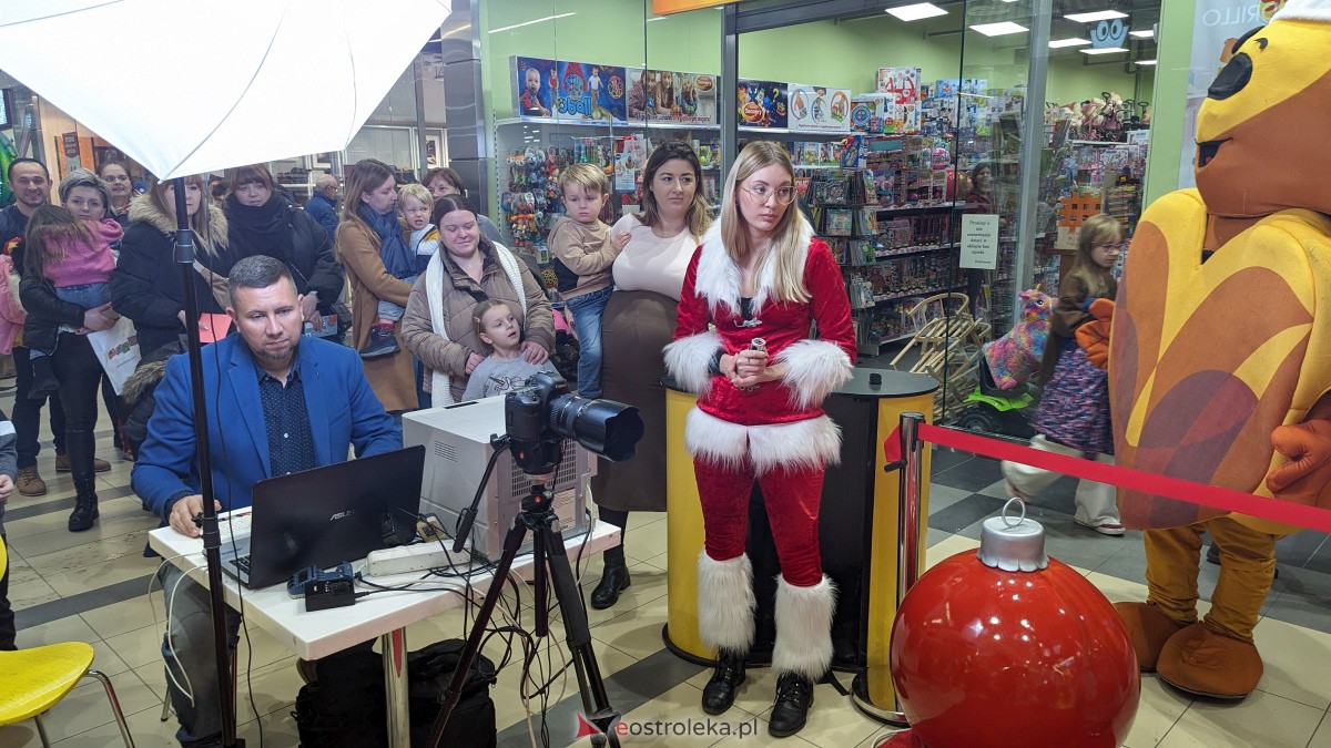 Wizyta Mikołaja w Galerii Bursztynowej. Dzieci zachwycone spotkaniem [09.12.2023] - zdjęcie #6 - eOstroleka.pl