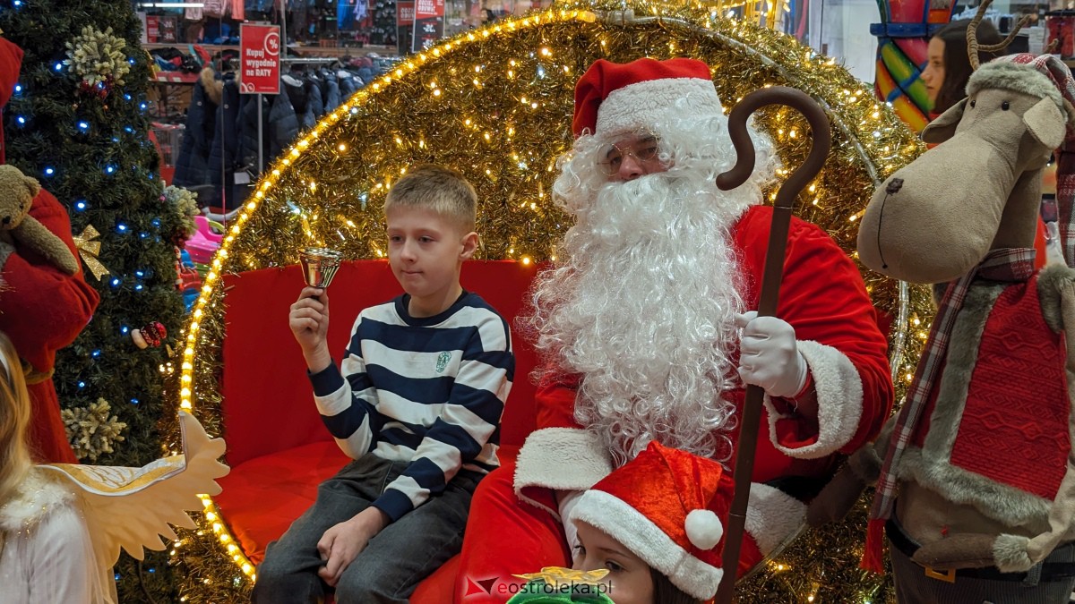 Wizyta Mikołaja w Galerii Bursztynowej. Dzieci zachwycone spotkaniem [09.12.2023] - zdjęcie #5 - eOstroleka.pl