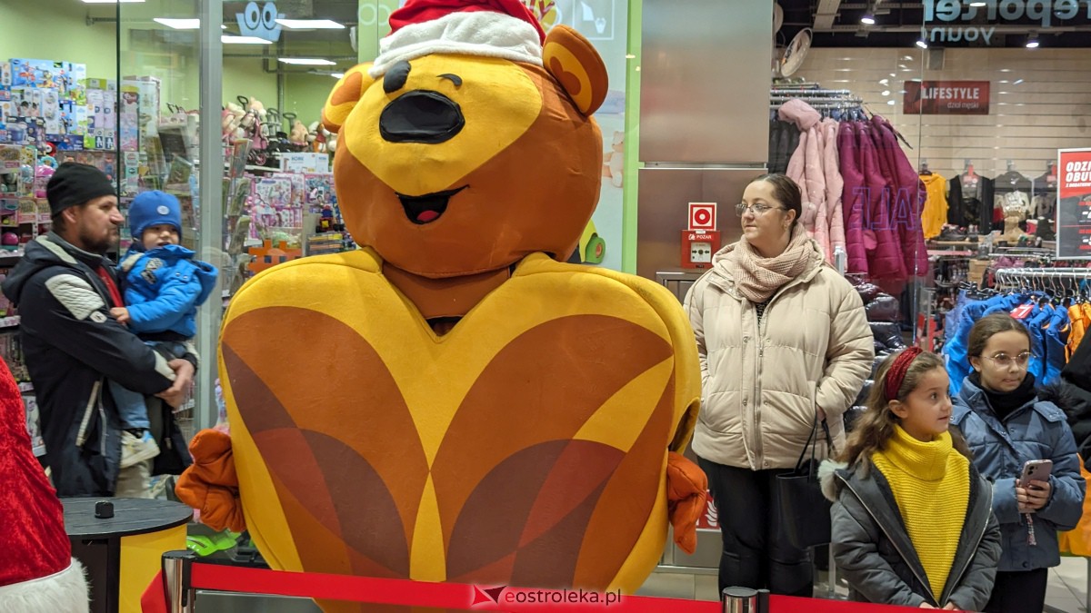 Wizyta Mikołaja w Galerii Bursztynowej. Dzieci zachwycone spotkaniem [09.12.2023] - zdjęcie #4 - eOstroleka.pl