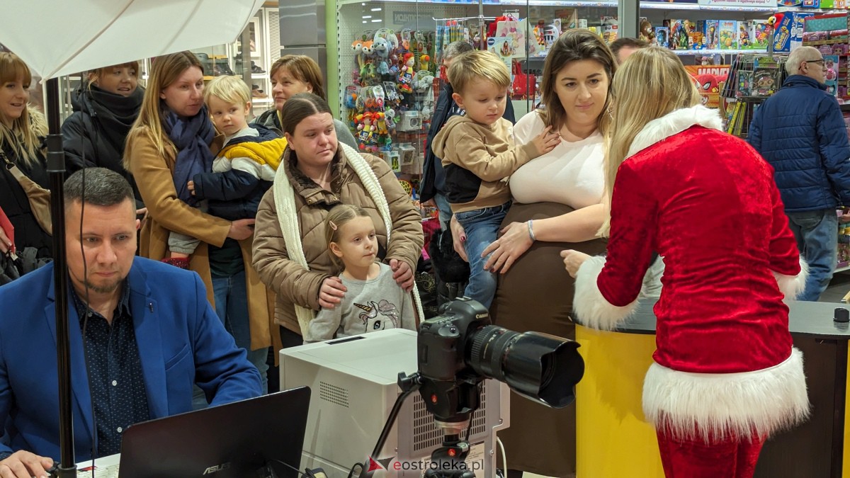 Wizyta Mikołaja w Galerii Bursztynowej. Dzieci zachwycone spotkaniem [09.12.2023] - zdjęcie #3 - eOstroleka.pl