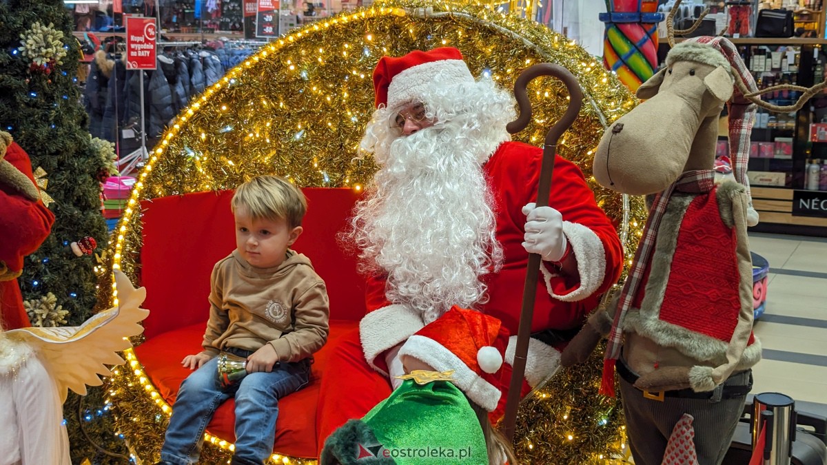 Wizyta Mikołaja w Galerii Bursztynowej. Dzieci zachwycone spotkaniem [09.12.2023] - zdjęcie #1 - eOstroleka.pl