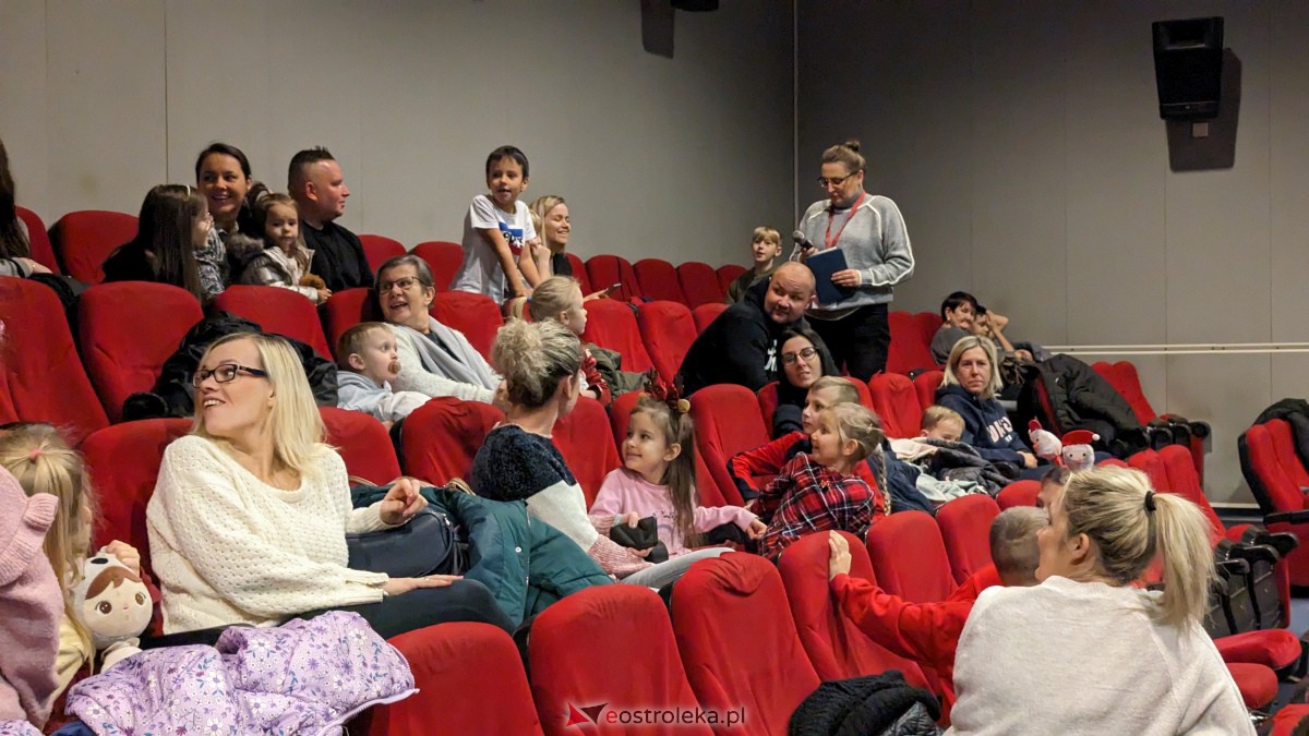 Święty Mikołaj w Kinie Jantar. Dzieci bawiły się wyśmienicie [09.12.2023] - zdjęcie #59 - eOstroleka.pl