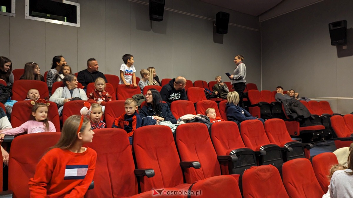 Święty Mikołaj w Kinie Jantar. Dzieci bawiły się wyśmienicie [09.12.2023] - zdjęcie #58 - eOstroleka.pl