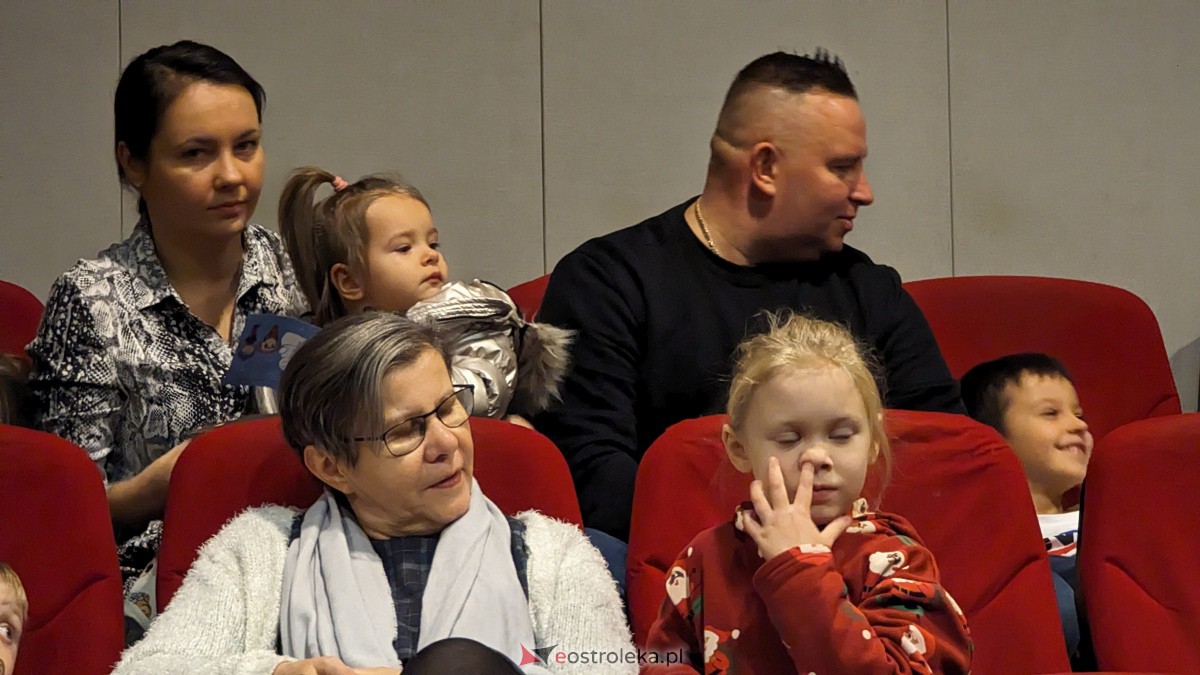 Święty Mikołaj w Kinie Jantar. Dzieci bawiły się wyśmienicie [09.12.2023] - zdjęcie #52 - eOstroleka.pl