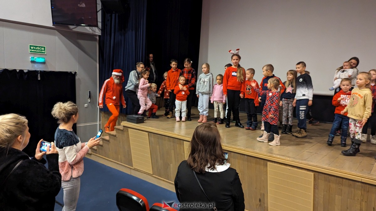 Święty Mikołaj w Kinie Jantar. Dzieci bawiły się wyśmienicie [09.12.2023] - zdjęcie #36 - eOstroleka.pl