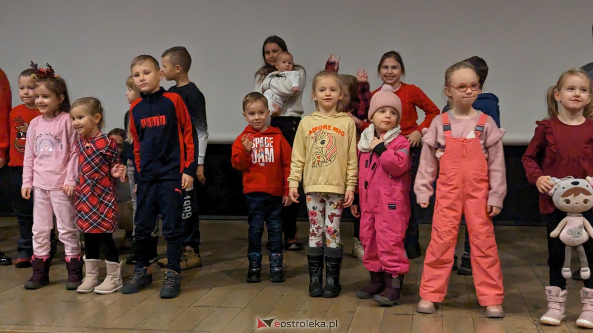 Święty Mikołaj w Kinie Jantar. Dzieci bawiły się wyśmienicie [09.12.2023] - zdjęcie #35 - eOstroleka.pl
