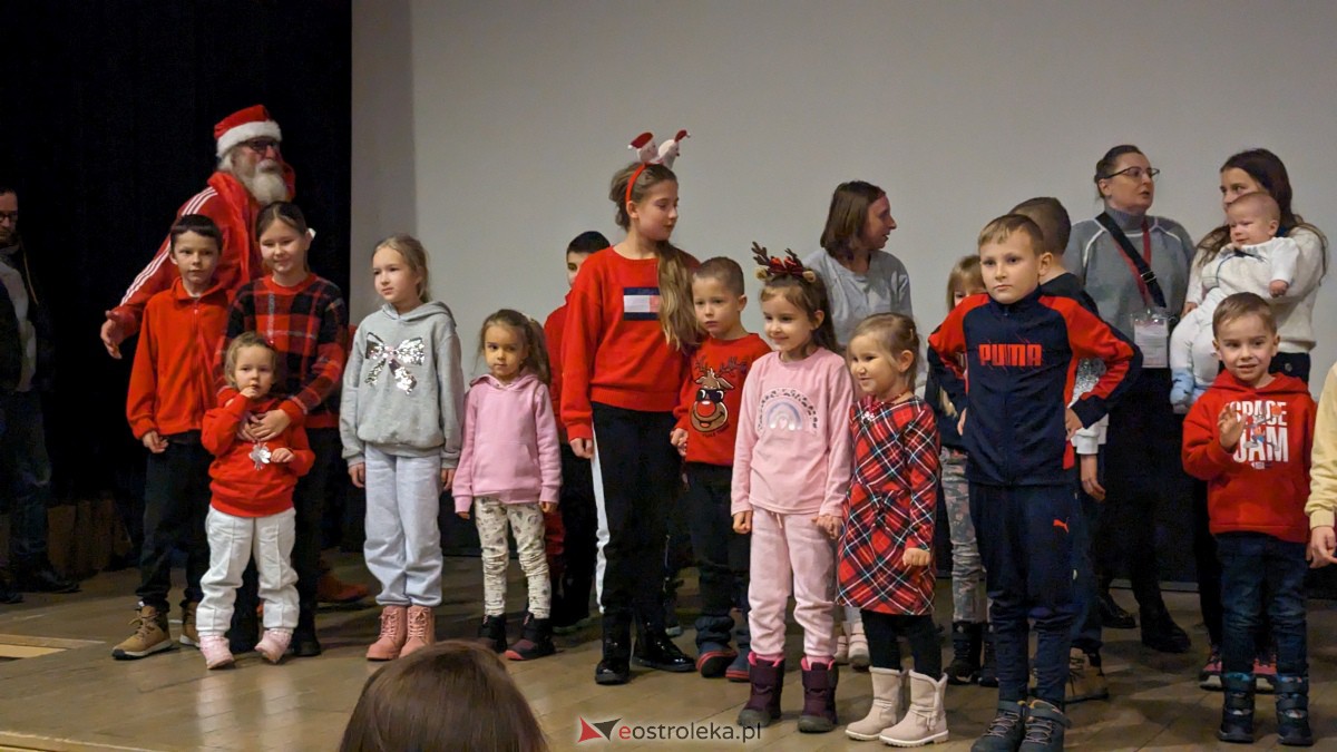 Święty Mikołaj w Kinie Jantar. Dzieci bawiły się wyśmienicie [09.12.2023] - zdjęcie #34 - eOstroleka.pl