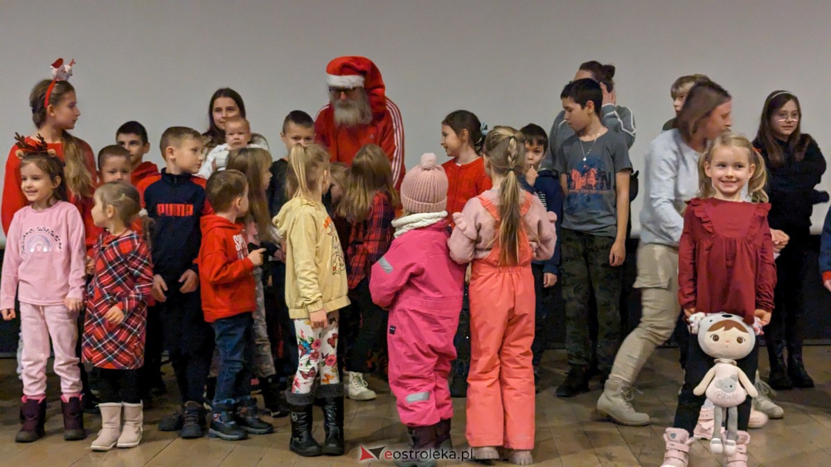 Święty Mikołaj w Kinie Jantar. Dzieci bawiły się wyśmienicie [09.12.2023] - zdjęcie #31 - eOstroleka.pl