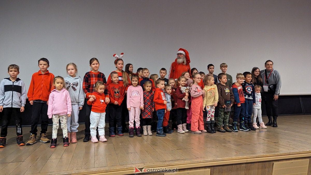 Święty Mikołaj w Kinie Jantar. Dzieci bawiły się wyśmienicie [09.12.2023] - zdjęcie #30 - eOstroleka.pl