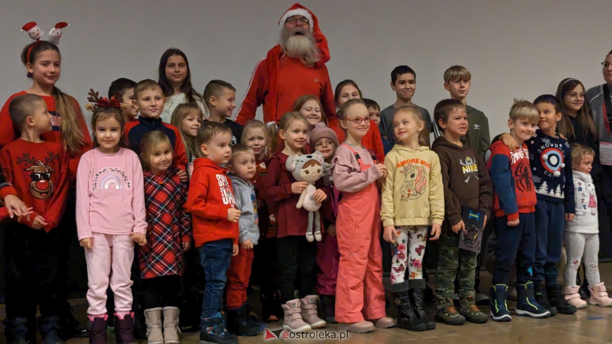 Święty Mikołaj w Kinie Jantar. Dzieci bawiły się wyśmienicie [09.12.2023] - zdjęcie #29 - eOstroleka.pl