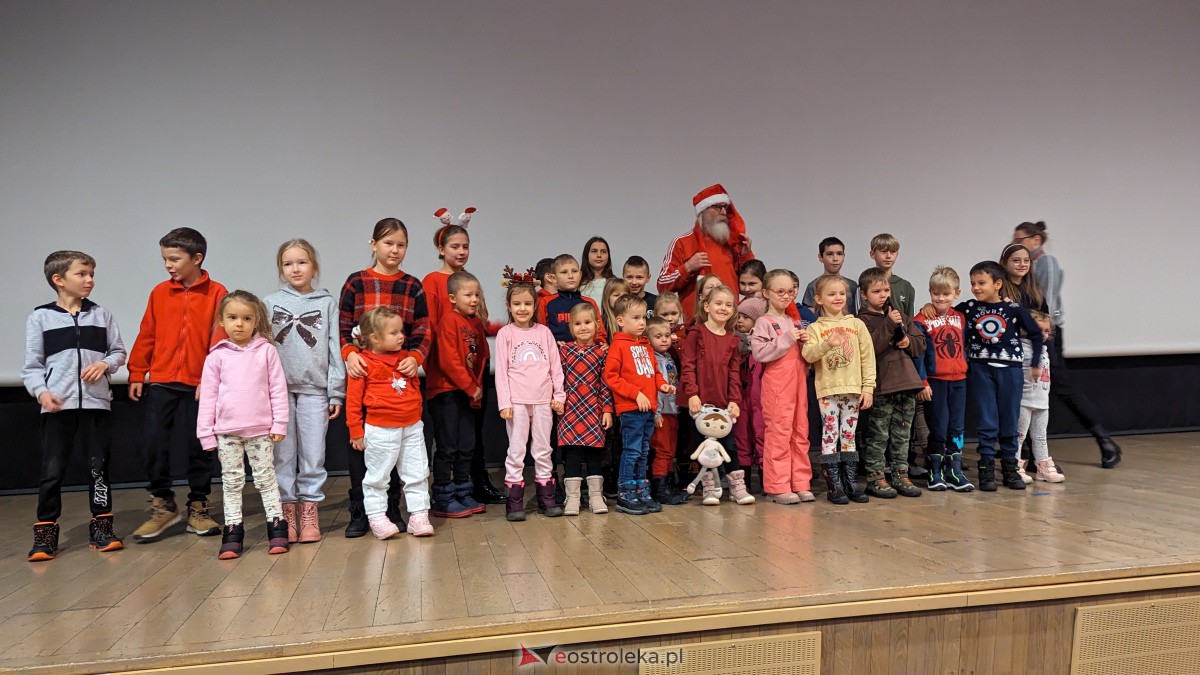 Święty Mikołaj w Kinie Jantar. Dzieci bawiły się wyśmienicie [09.12.2023] - zdjęcie #25 - eOstroleka.pl