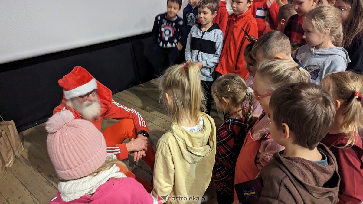Święty Mikołaj w Kinie Jantar. Dzieci bawiły się wyśmienicie [09.12.2023] - zdjęcie #40 - eOstroleka.pl