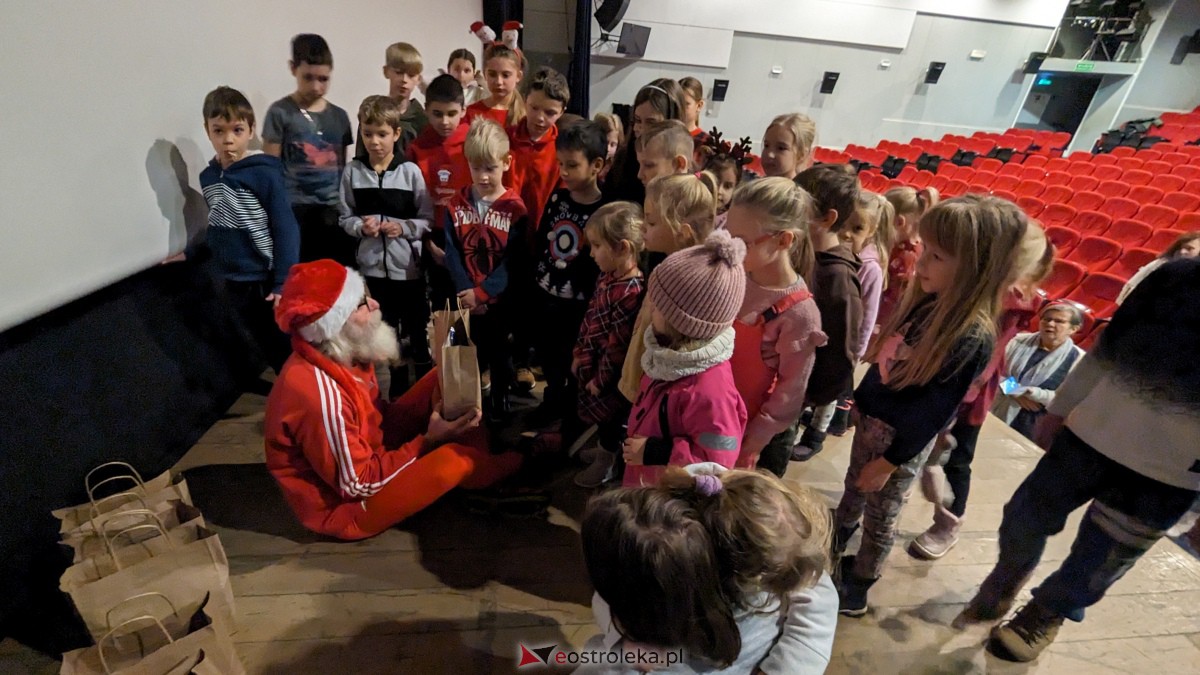 Święty Mikołaj w Kinie Jantar. Dzieci bawiły się wyśmienicie [09.12.2023] - zdjęcie #41 - eOstroleka.pl