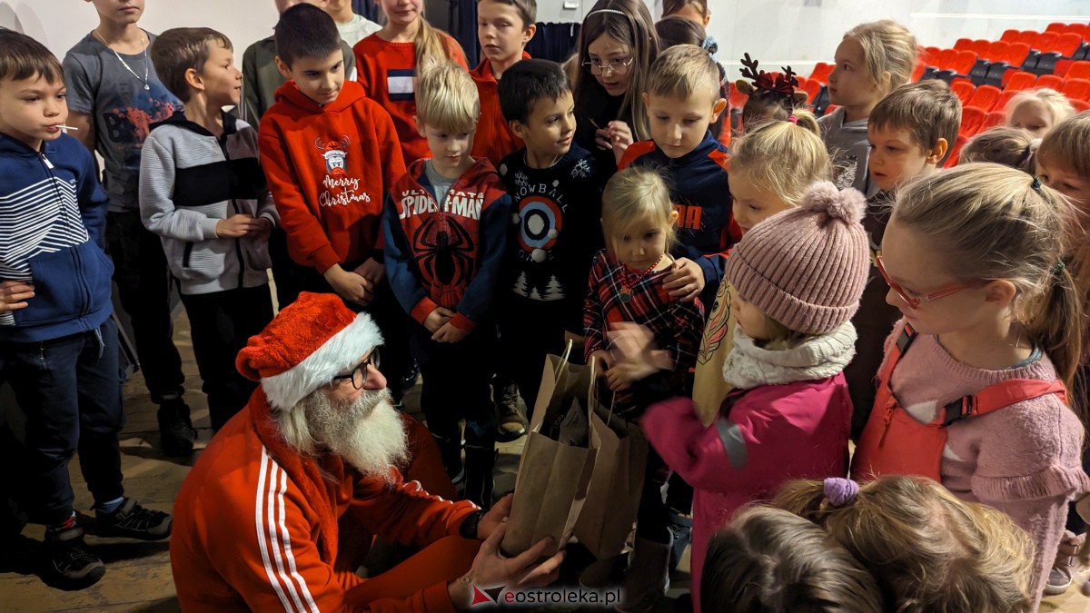 Święty Mikołaj w Kinie Jantar. Dzieci bawiły się wyśmienicie [09.12.2023] - zdjęcie #42 - eOstroleka.pl