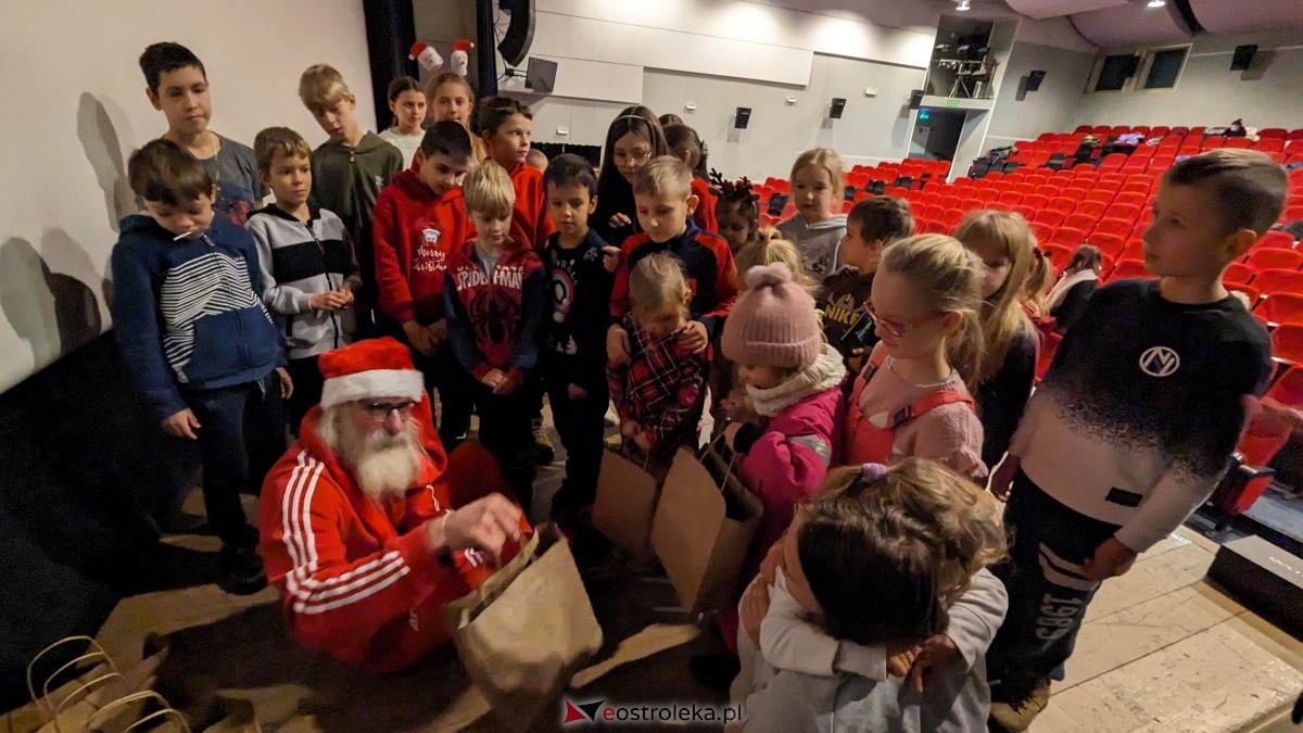 Święty Mikołaj w Kinie Jantar. Dzieci bawiły się wyśmienicie [09.12.2023] - zdjęcie #44 - eOstroleka.pl