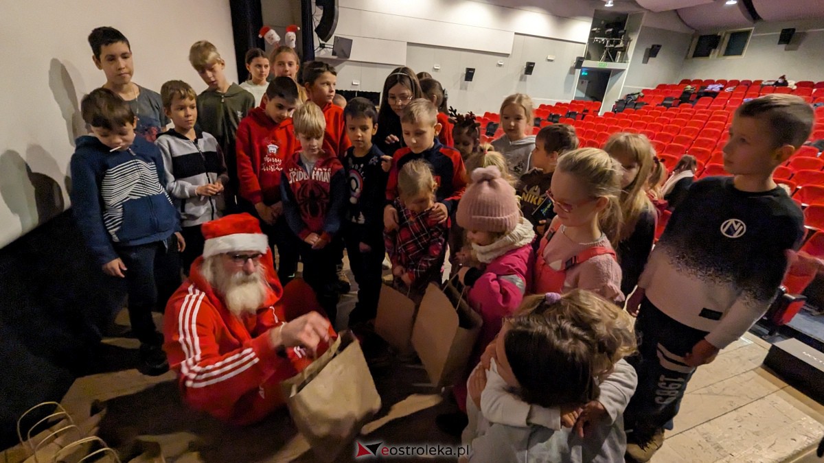 Święty Mikołaj w Kinie Jantar. Dzieci bawiły się wyśmienicie [09.12.2023] - zdjęcie #20 - eOstroleka.pl