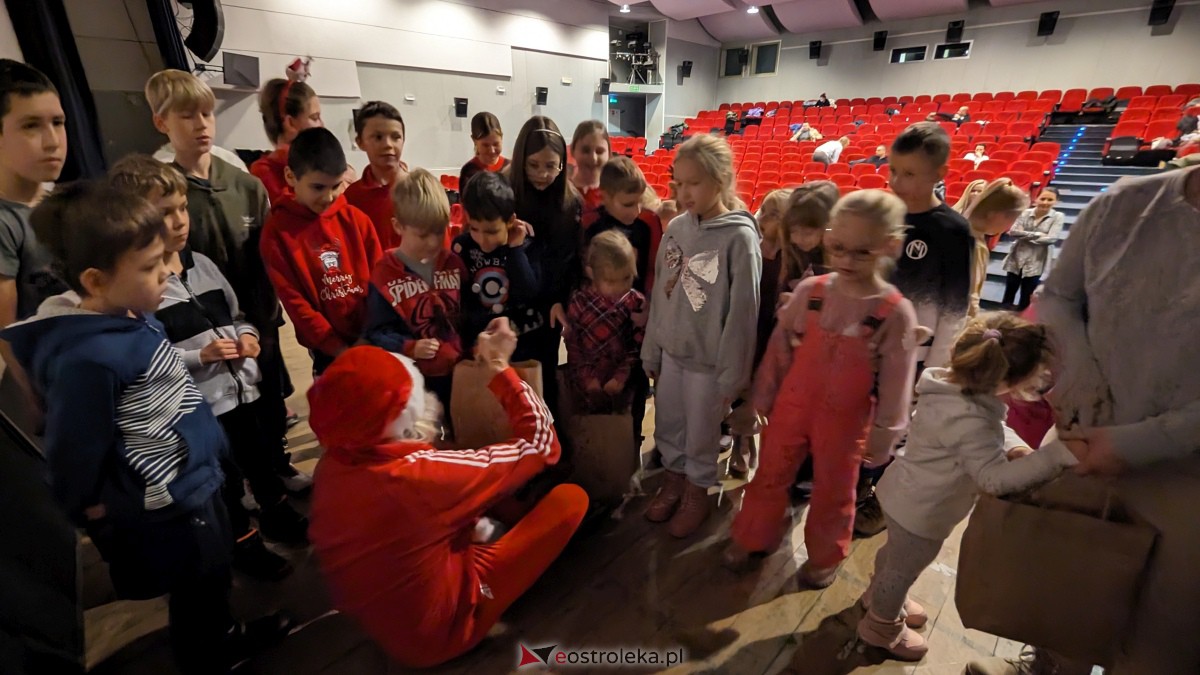 Święty Mikołaj w Kinie Jantar. Dzieci bawiły się wyśmienicie [09.12.2023] - zdjęcie #45 - eOstroleka.pl