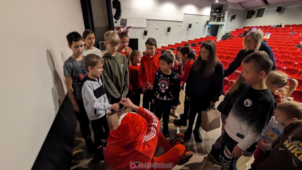 Święty Mikołaj w Kinie Jantar. Dzieci bawiły się wyśmienicie [09.12.2023] - zdjęcie #14 - eOstroleka.pl