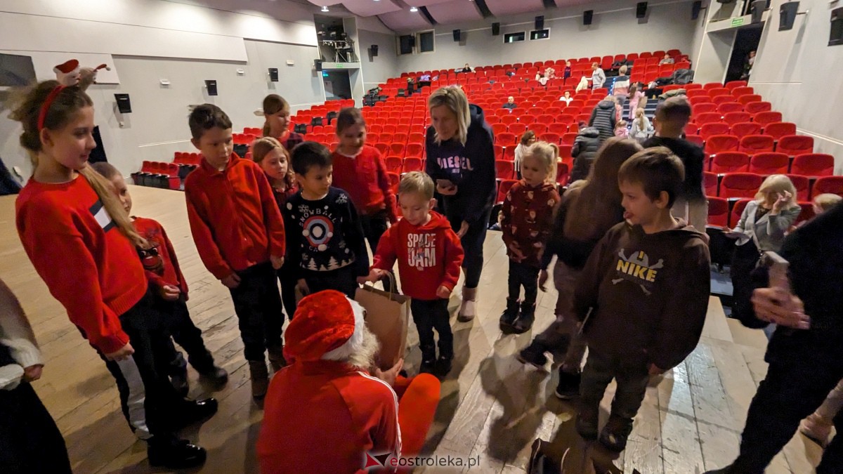Święty Mikołaj w Kinie Jantar. Dzieci bawiły się wyśmienicie [09.12.2023] - zdjęcie #53 - eOstroleka.pl