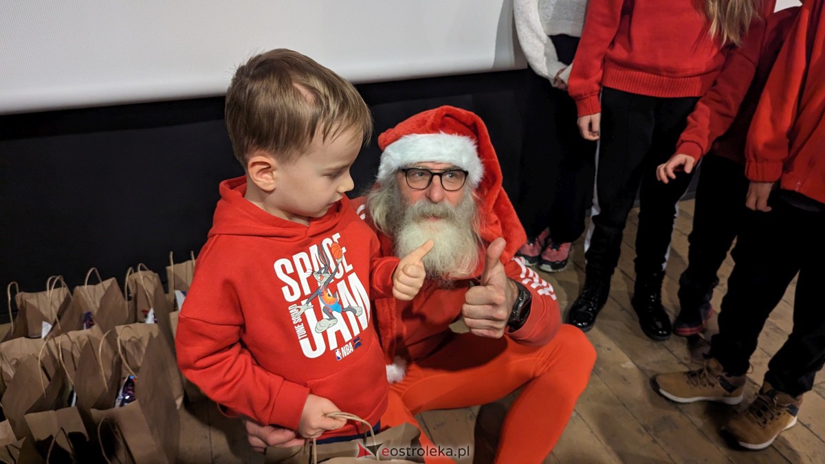 Święty Mikołaj w Kinie Jantar. Dzieci bawiły się wyśmienicie [09.12.2023] - zdjęcie #10 - eOstroleka.pl