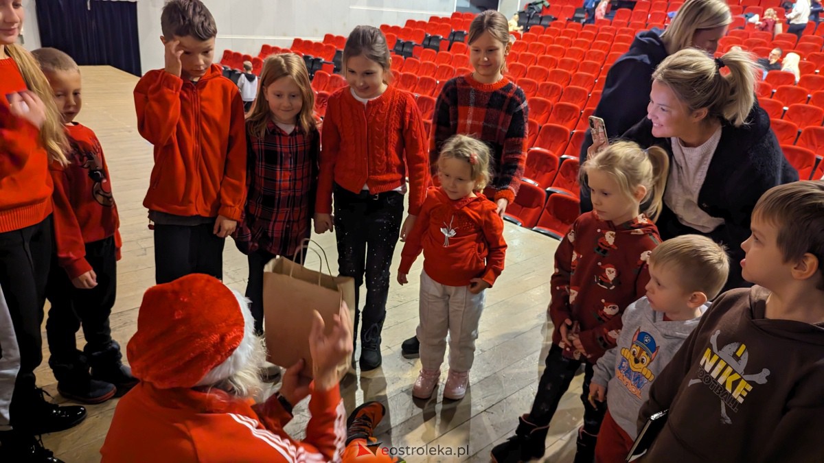 Święty Mikołaj w Kinie Jantar. Dzieci bawiły się wyśmienicie [09.12.2023] - zdjęcie #55 - eOstroleka.pl