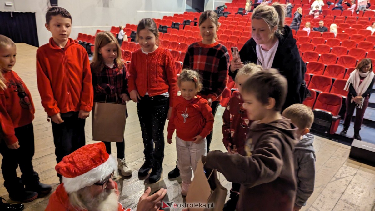 Święty Mikołaj w Kinie Jantar. Dzieci bawiły się wyśmienicie [09.12.2023] - zdjęcie #56 - eOstroleka.pl