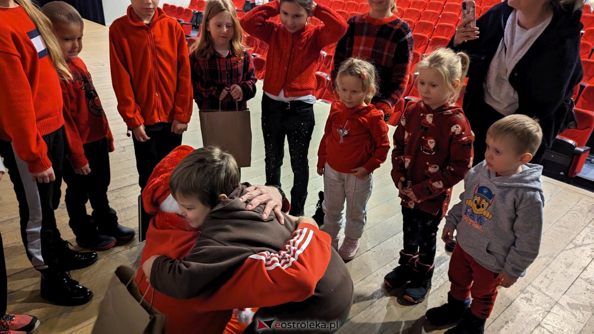 Święty Mikołaj w Kinie Jantar. Dzieci bawiły się wyśmienicie [09.12.2023] - zdjęcie #57 - eOstroleka.pl