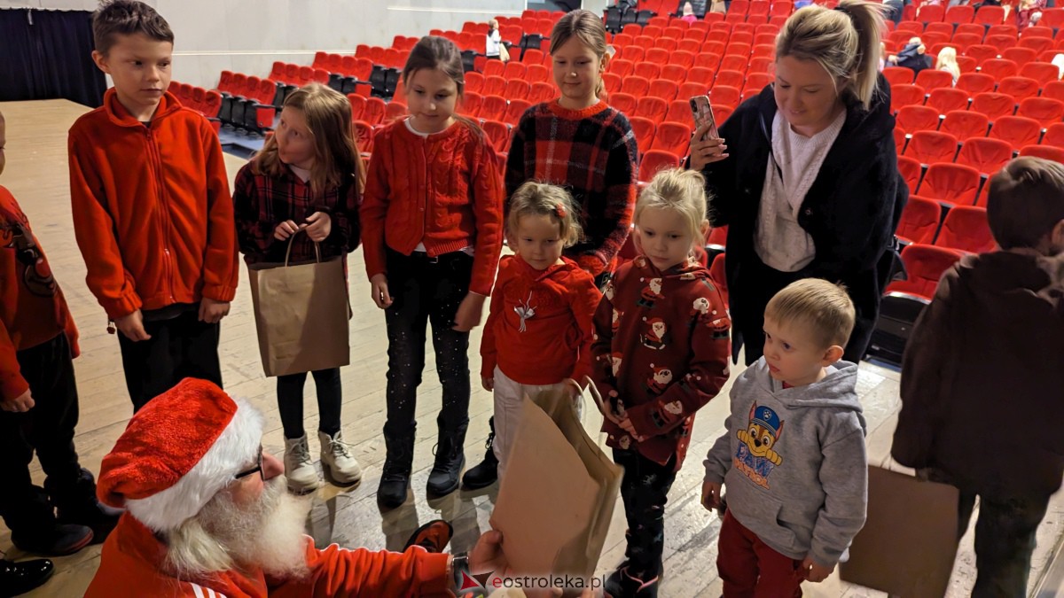 Święty Mikołaj w Kinie Jantar. Dzieci bawiły się wyśmienicie [09.12.2023] - zdjęcie #6 - eOstroleka.pl