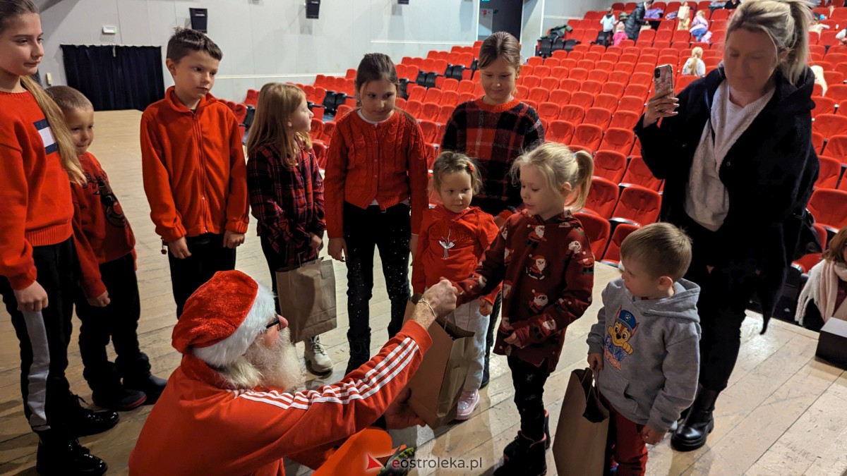 Święty Mikołaj w Kinie Jantar. Dzieci bawiły się wyśmienicie [09.12.2023] - zdjęcie #59 - eOstroleka.pl