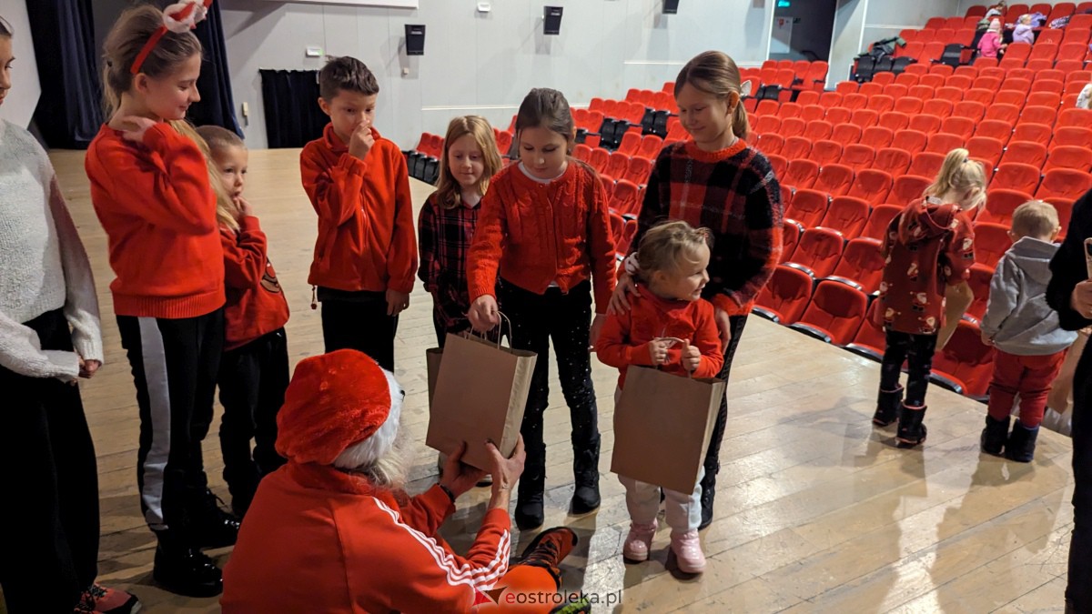 Święty Mikołaj w Kinie Jantar. Dzieci bawiły się wyśmienicie [09.12.2023] - zdjęcie #61 - eOstroleka.pl
