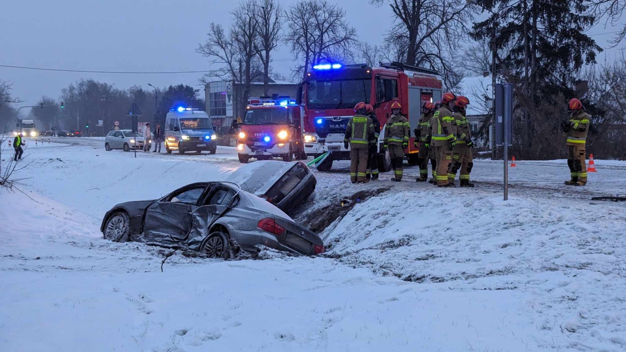 Wypadek na Warszawskiej w Ostrołęce [09.12.2023] - zdjęcie #21 - eOstroleka.pl