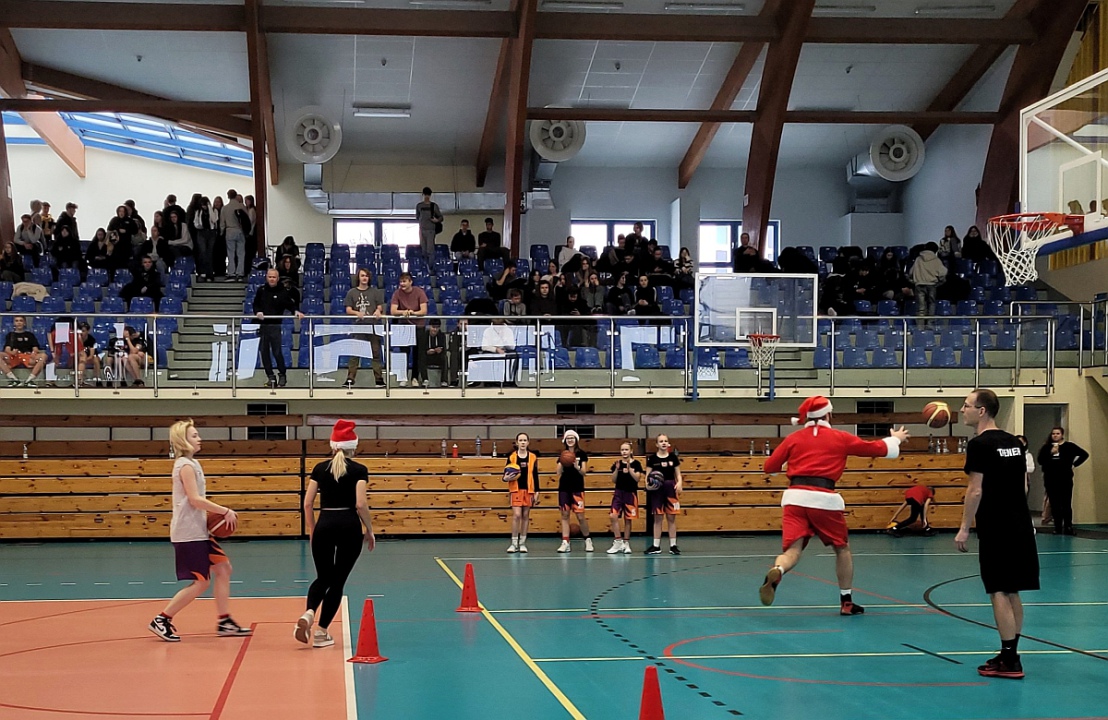 Koszykarskie Mikołajki z Kacpą [07.12.2023] - zdjęcie #45 - eOstroleka.pl