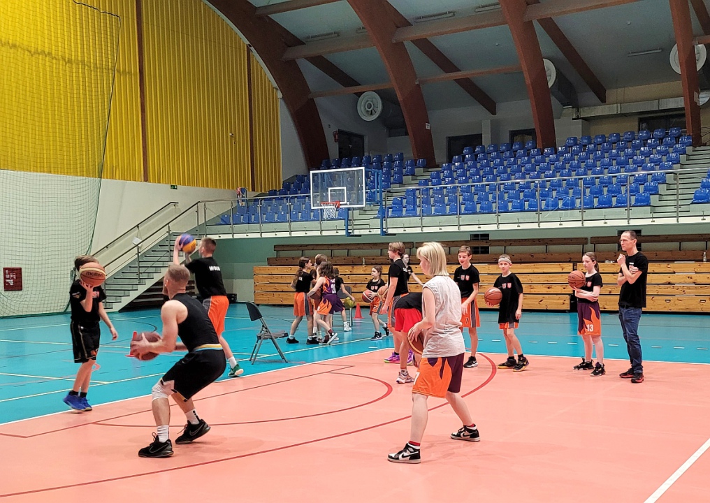 Koszykarskie Mikołajki z Kacpą [07.12.2023] - zdjęcie #36 - eOstroleka.pl