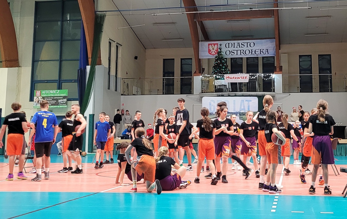 Koszykarskie Mikołajki z Kacpą [07.12.2023] - zdjęcie #33 - eOstroleka.pl