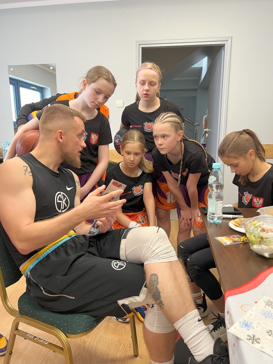 Koszykarskie Mikołajki z Kacpą [07.12.2023] - zdjęcie #29 - eOstroleka.pl