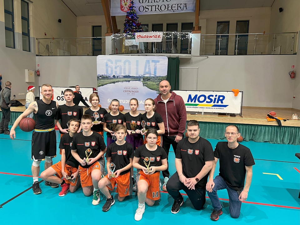 Koszykarskie Mikołajki z Kacpą [07.12.2023] - zdjęcie #19 - eOstroleka.pl