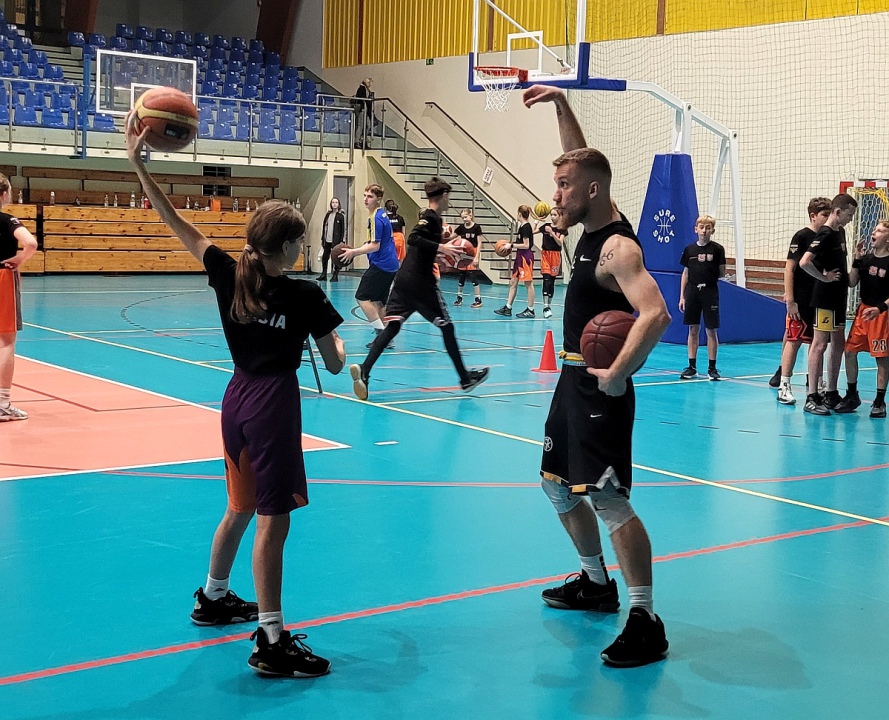 Koszykarskie Mikołajki z Kacpą [07.12.2023] - zdjęcie #15 - eOstroleka.pl